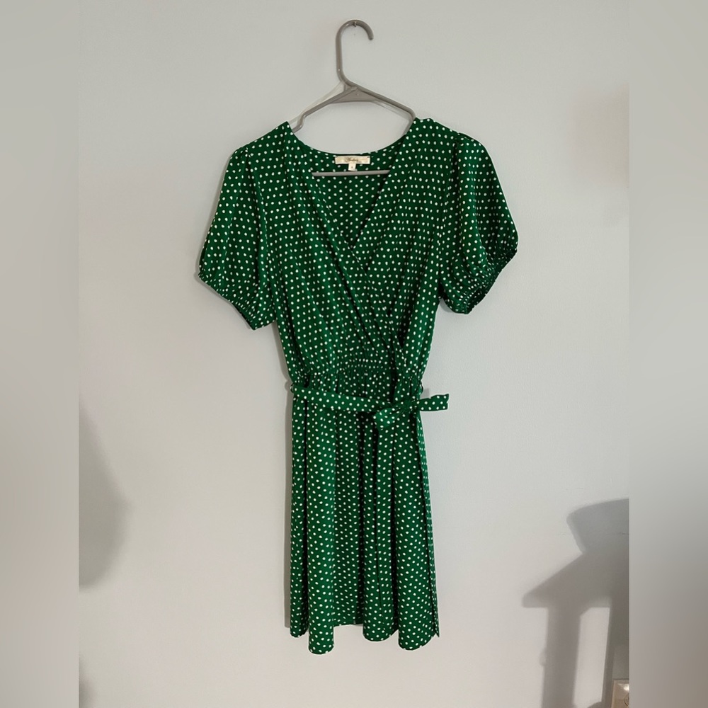 Wrap-like green polka dotted dress